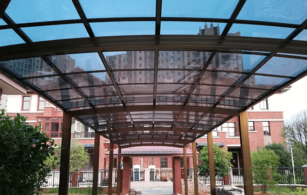 汽車(chē)坡道鋼結(jié)構(gòu)玻璃雨棚