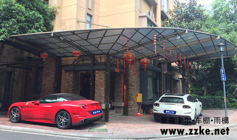 大家猜一下棚下的車值多少錢？