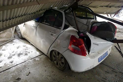 公司小區(qū)停車棚坍塌壓壞車輛造成損失，誰來買單？