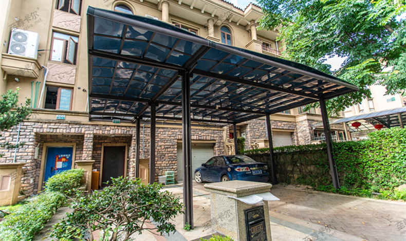 揚(yáng)州車棚廠家告訴您：聚碳酸酯板有哪些特點(diǎn)！