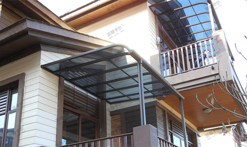 下雨天，屋檐老是滴水，趕緊安裝一個(gè)帶自動(dòng)排水的耐力板雨棚