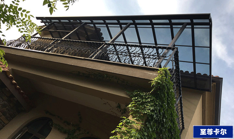 窗戶，陽臺是不是老飄雨？一款帶自動排水的耐力板雨棚全搞定