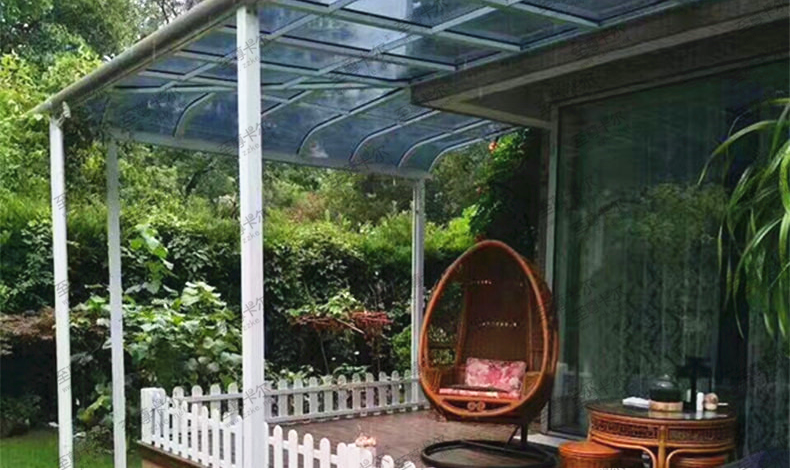 空曠的露臺搭配至尊卡爾露臺棚，您一定很喜歡！