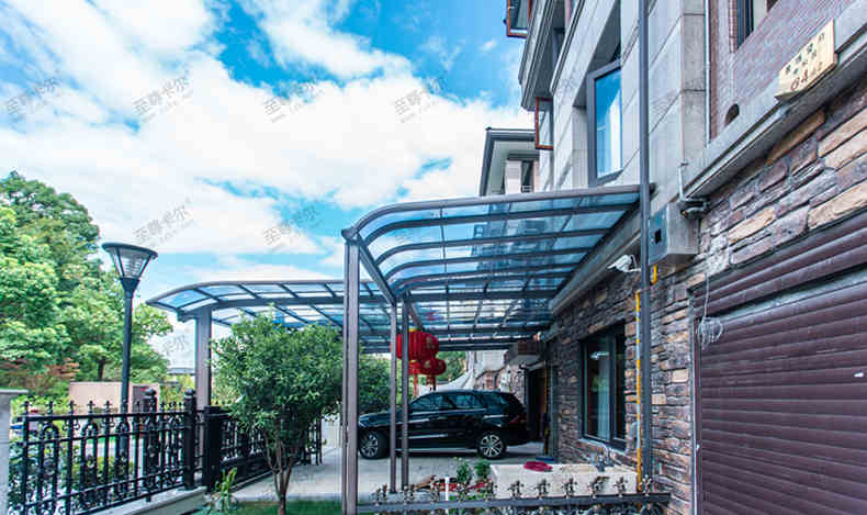 雨天來臨 露臺(tái)棚下是我們玩耍的場所！