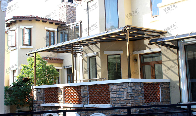 買(mǎi)帶露臺(tái)的房子后悔封玻璃頂了,露臺(tái)鋁合金雨棚讓你感受別樣的“美”