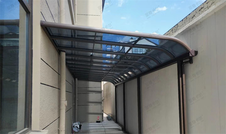 雨棚廠家哪一家實(shí)力強(qiáng)？定制鋁合金雨棚要注意什么？