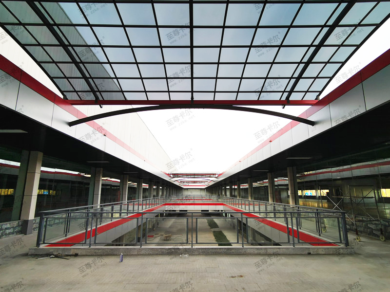 室外過道雨棚用耐力板雨棚做，不僅采光好還耐用