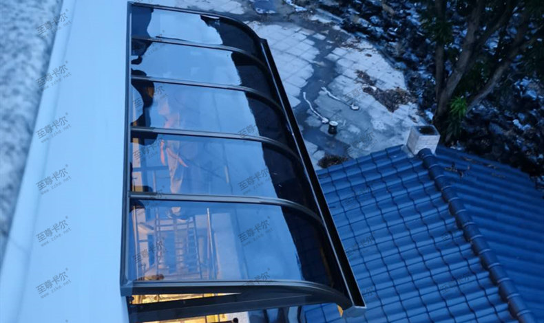 雨棚遮陽棚多少錢一米，專業(yè)雨棚遮陽棚廠家來回答