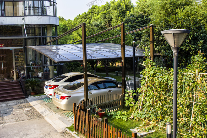  哪種雨棚骨架最適合耐力板雨棚，鋼結(jié)構(gòu)還是鋁合金？看完就知道了