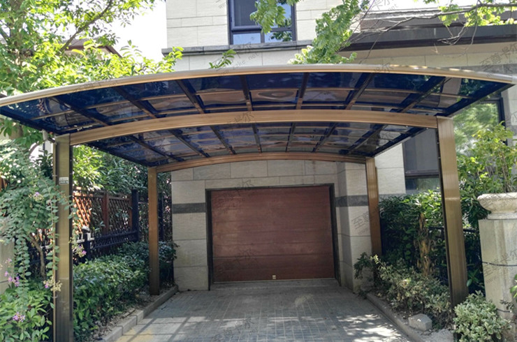 你真的知道要裝哪種車棚嗎？進來了解陽光板車棚都有哪些缺點！