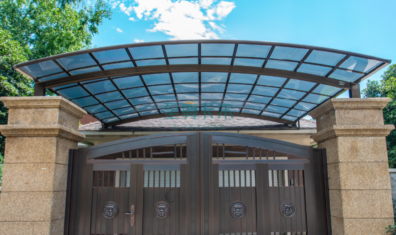 你家還在裝彩鋼瓦雨棚嗎？早就out了，現(xiàn)在流行這種，好看又好用