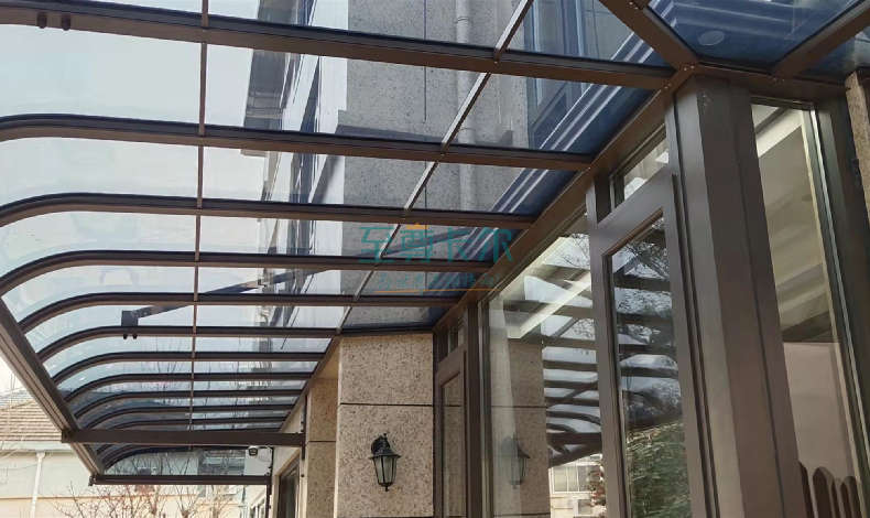 聚碳酸酯板是什么？為什么有“不碎玻璃”的稱號？