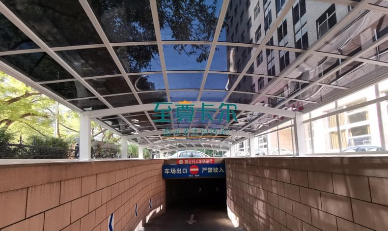 鋼化玻璃雨棚廠家和鋁合金雨棚廠家選哪個？